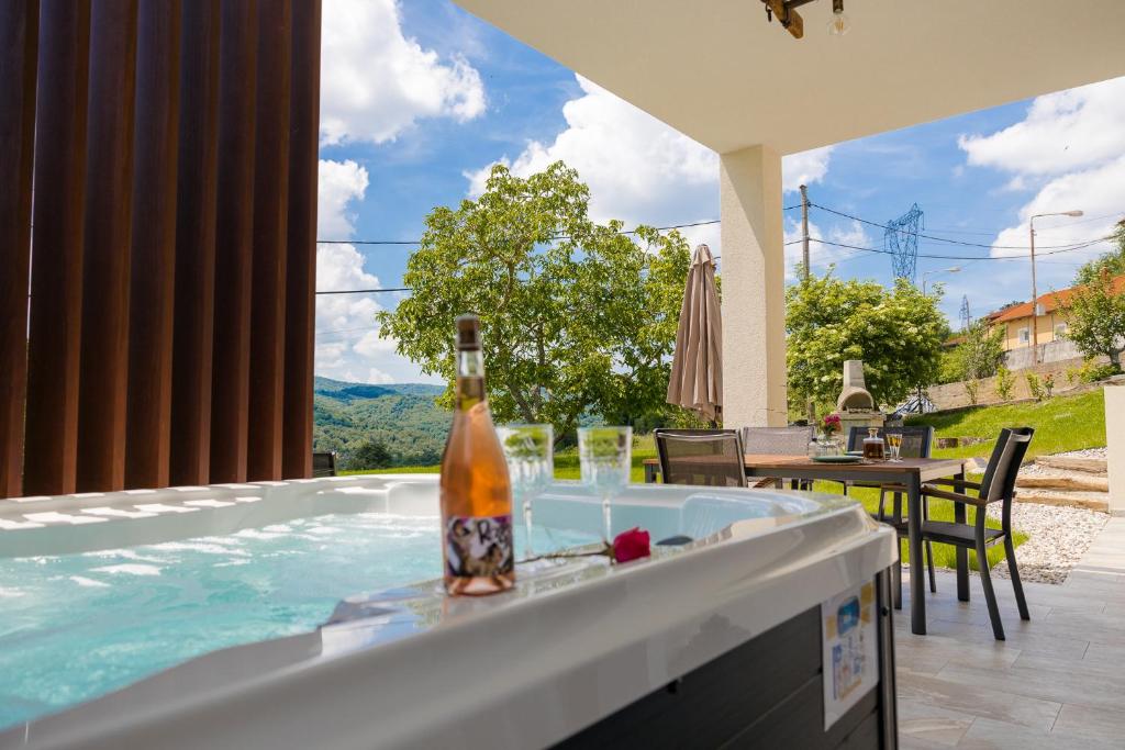 Jacuzzi Primorska Brkinka Apartments